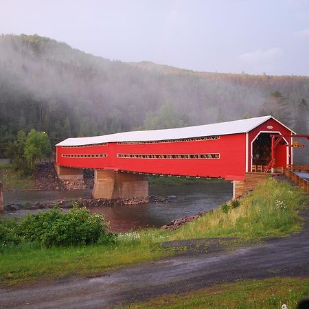 Auberge De La Riviere Matapedia - Matapedia River Lodge Routhierville Екстериор снимка