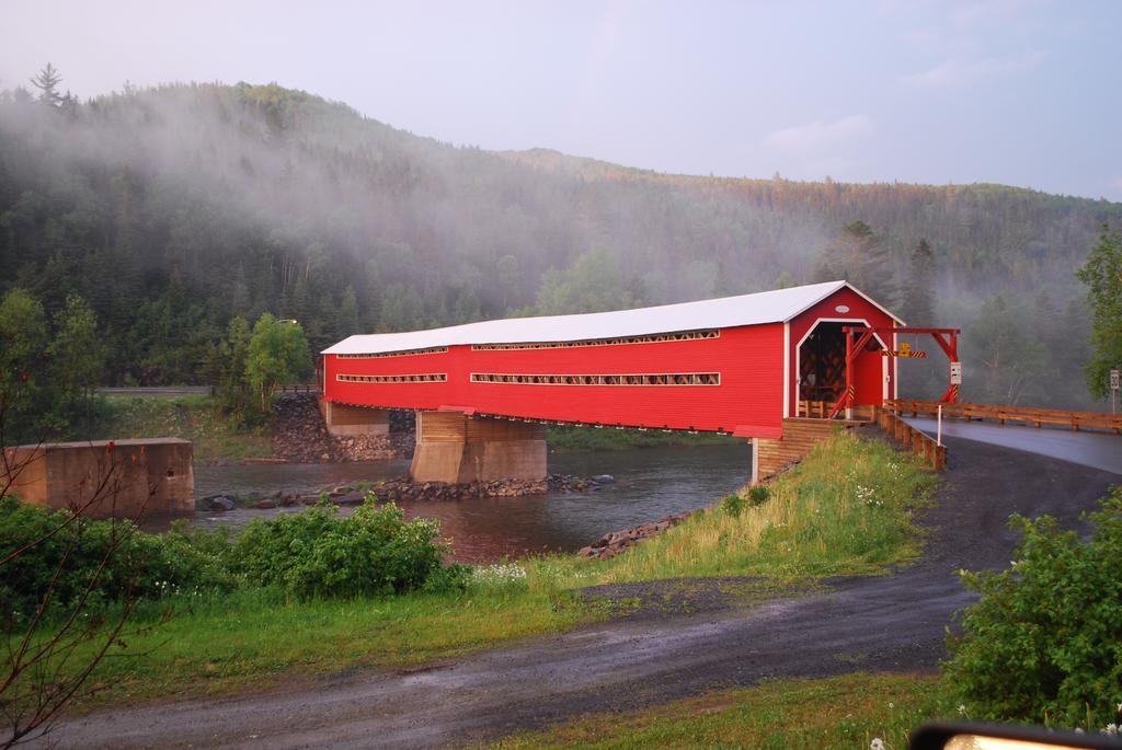 Auberge De La Riviere Matapedia - Matapedia River Lodge Routhierville Екстериор снимка